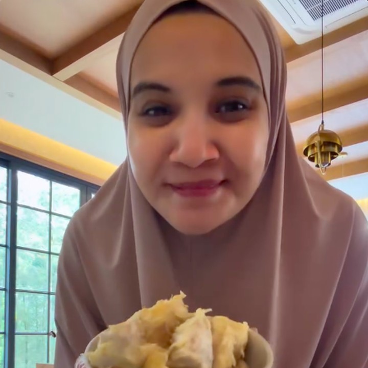 <p>Dalam postingan di Instagram, Zaskia menunjukkan video saat memasak kinca durian. Sambil mengenakan baju terusan cokelat dan jilbab berwarna senada, Zaskia tampak mahir memasak di dapur rumah barunya. "Temenin bumil bikin kinca," tulisnya di unggahan ini. (Foto: Instagram @zaskiasungkar15)</p>
