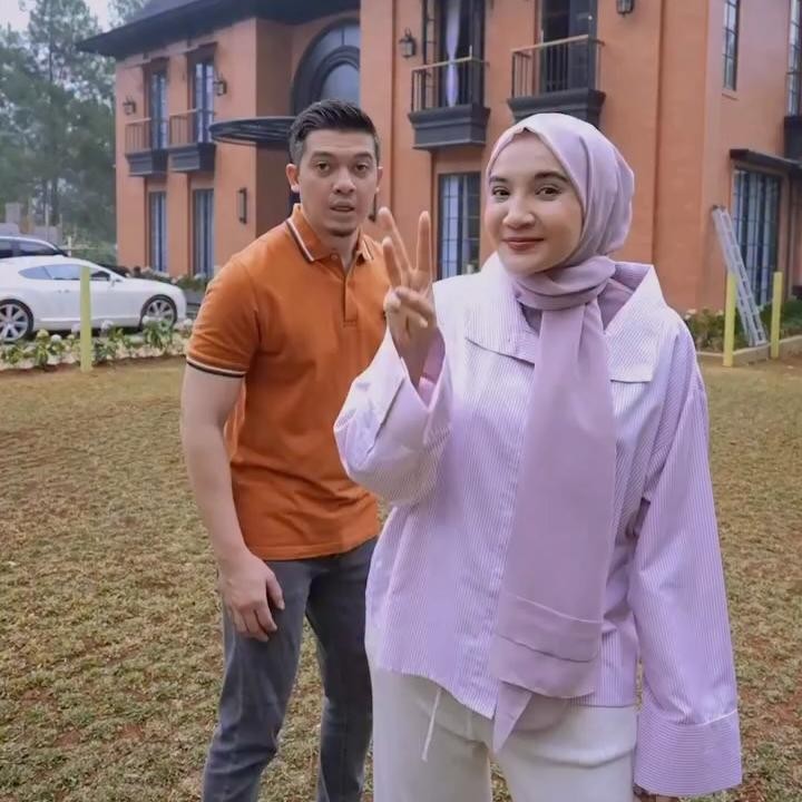 <p>Beberapa bulan terakhir, Zaskia memang terlihat sering menghabiskan momen bersama keluarga di rumah <em>aesthetic</em> bergaya Eropa miliknya. Suasana rumah mewah yang terletak di Bogor, Jawa Barat ini terasa begitu <em>cozy</em> karena dikelilingi oleh pepohonan hijau, Bunda. (Foto: Instagram @zaskiasungkar15)</p>