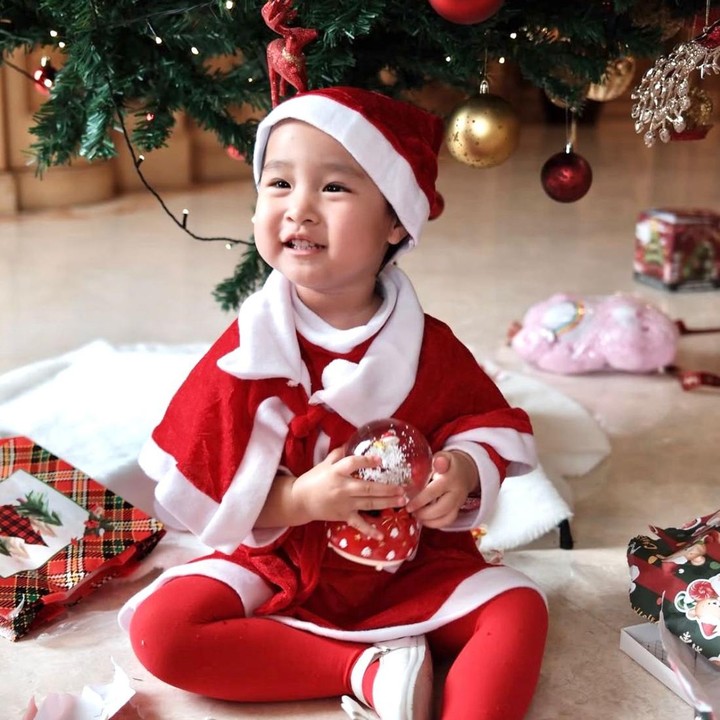 <p>Sejak awal kelahirannya, Sophia sudah mencuri perhatian netizen. Selain dikenal karena anak dari pasangan Sisca Kohl dan Jess No Limit, Sophia juga memiliki paras yang cantik dan tingkahnya yang kerap bikin netizen gemas. (Foto: Instagram @siscakohl)</p>