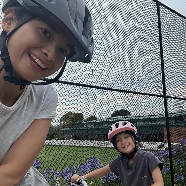 <p>Di tengah kesibukkannya sebagai aktris dan rutinitas bolak-balik ke Tanah Air untuk bekerja, Acha tetap memprioritaskan waktu bersama putrinya. Hal tersebut kerap terlihat dari berbagai momen yang dibagikannya melalui akun Instagram pribadi.&nbsp;(Foto: Instagram @septriasaacha)</p>