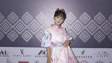 Bawakan Lagu Ciptaan Sendiri, Annisa Dalimunthe Tampil Memukau di Indonesia Fashion Runway