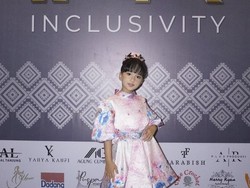 Bawakan Lagu Ciptaan Sendiri, Annisa Dalimunthe Tampil Memukau di Indonesia Fashion Runway