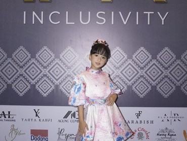 Bawakan Lagu Ciptaan Sendiri, Annisa Dalimunthe Tampil Memukau di Indonesia Fashion Runway