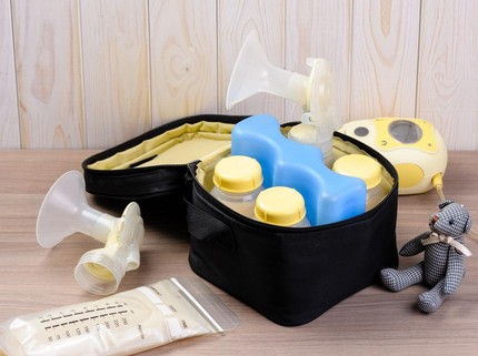Busui Mau Liburan Tahun Baru? Ini Tips Packing Perlengkapan Menyusui yang Wajib Dibawa