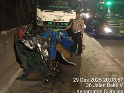 Penampakan Bajaj Penyek gegara Terjepit Truk Saat Kecelakaan di Jakut