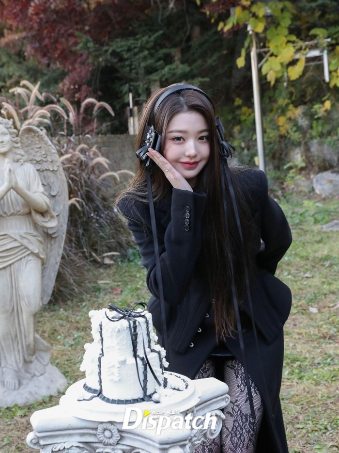 Bikin fans IVE alias DIVE antusias, Jang Wonyoung dipilih sebagai bintang majalah DICON VOLUME N&ordm;31. Kabar gembira tersebut diumumkan melalui akun media sosial resmi Dispatch Korea pada 10 Desember 2025 lalu. / Foto: x.com/DICON_WONYOUNG