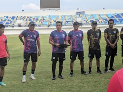 Video: Bima Sakti Resmi Ditunjuk Sebagai Pelatih Baru Persela Lamongan