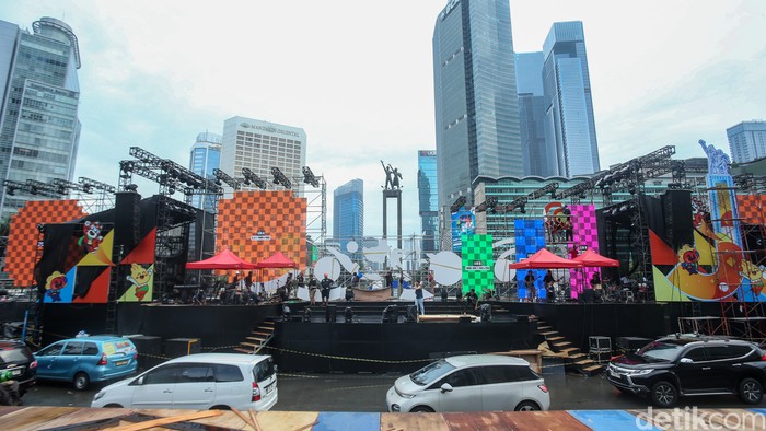 Bundaran Hotel Indonesia (HI), Jakarta, bersiap menyambut malam pergantian tahun 2025–2026. Sejumlah pekerja tampak menyelesaikan pembangunan panggung utama perayaan Tahun Baru di kawasan Bundaran HI, Selasa (30/12/2025).