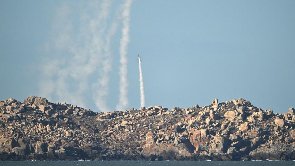 Latihan Perang Hari Kedua, 130 Jet Tempur China Seliweran Dekat Taiwan