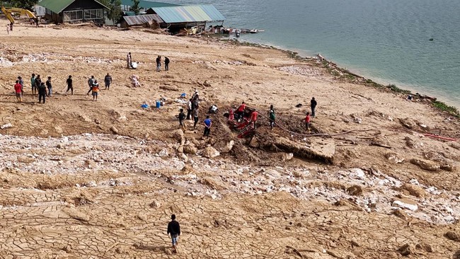 Penanganan pascabencana di Sumatra menunjukkan kemajuan, dengan 31 kabupaten/kota beralih ke fase pemulihan. Pengungsi turun menjadi 380.287 jiwa.