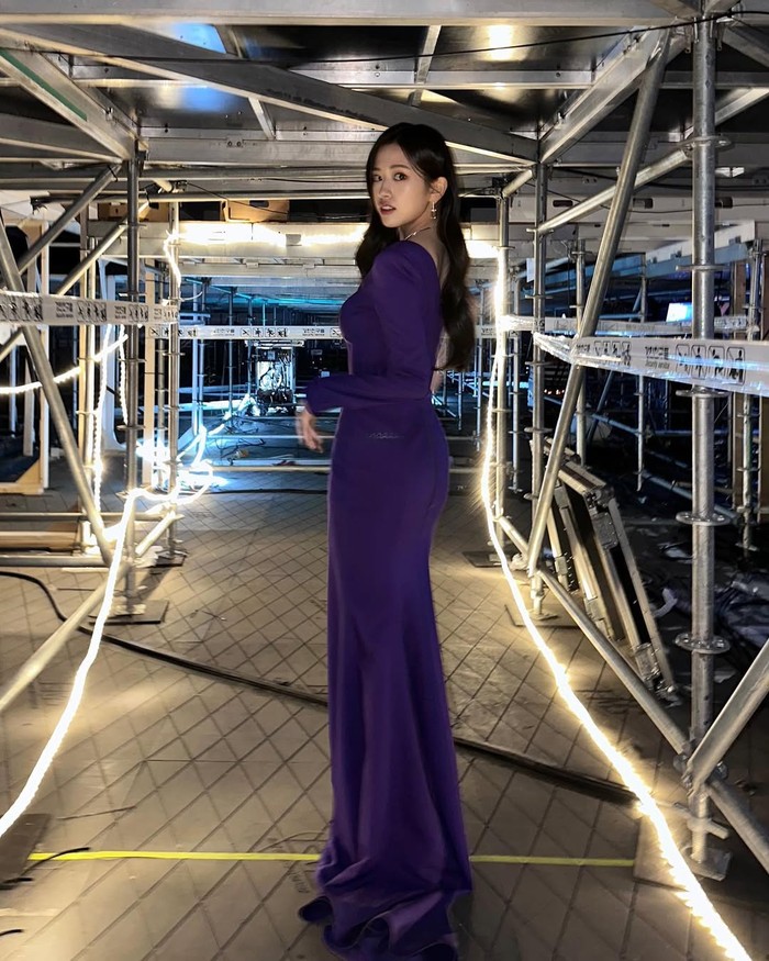 Di momen pertama kali menjadi MC SBS Gayo Daejeon, leader IVE tersebut mengenakan dua gaun berbeda. Gaun kedua adalah long dress bewarna ungu yang menunjukkan sisi lebih dewasa./ Foto: instagram.com/_yujin_an