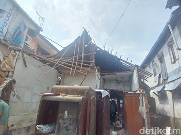 Memprihatinkan, 7 Penampakan Rumah Diding Boneng Ambruk Akibat Hujan Deras 