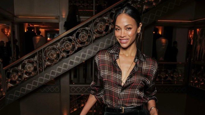 Get The Look: Inspirasi Gaya ke Kantor Ala Zoe Saldana
