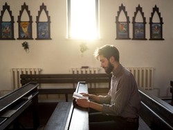 13 Doa di Malam Tahun Baru Kristen Protestan untuk Ibadah Bersama dan Pribadi