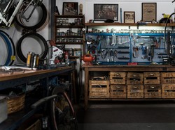 Garasi Sempit & Berantakan? Lakukan 4 Cara Ini, Dijamin Lega!