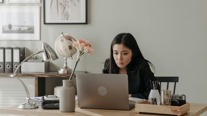 Dengarkan pikiran dan tubuh agar tidak stres. Hindari burnout dengan memberikan batasan pada diri.