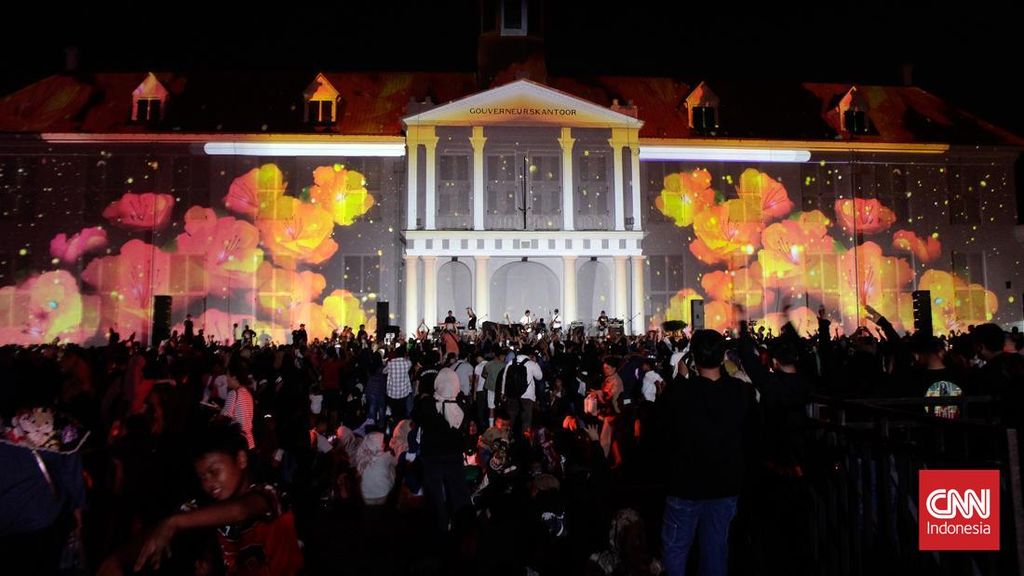 FOTO: Gemerlap Cahaya Jakarta Light Festival Kota Tua 2025