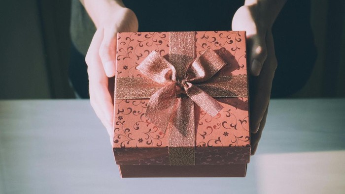 Berikan kado untuk teman di sirkel berbeda. Pastikan kado masih dalam kondisi baik dan sesuai dengan orang yang diberikan.