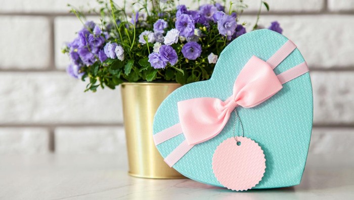 Berikan kado untuk tuan rumah. Saat kamu diundang acara kasual, ini jadi momen tepat untuk regifting.