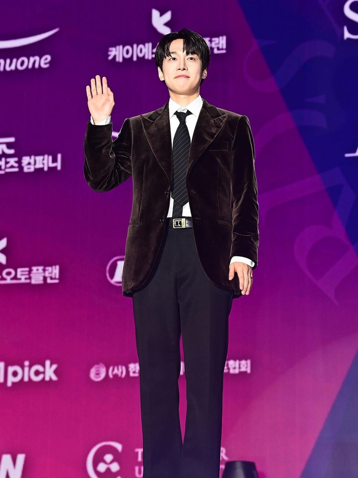 Aktor Korea Kang You Seok tampil menawan dalam balutan jas beludru, dasi, serta celana yang memiliki perpaduan warna yang kontras./ Foto: XPN/soompi.com
