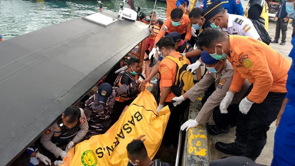 FOTO: Kapal Tenggelam di Labuan Bajo, 3 WN Spanyol Masih Hilang