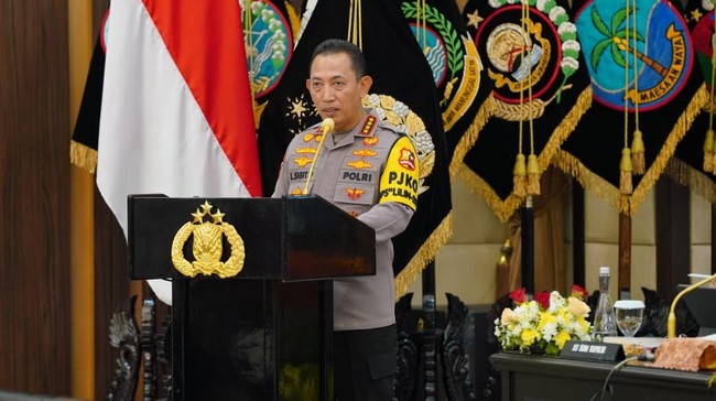 Kapolri Listyo Sigit Prabowo mengungkapkan 10 tantangan Indonesia dalam 10 tahun ke depan, termasuk cuaca ekstrem dan dampak teknologi. Baca selengkapnya!