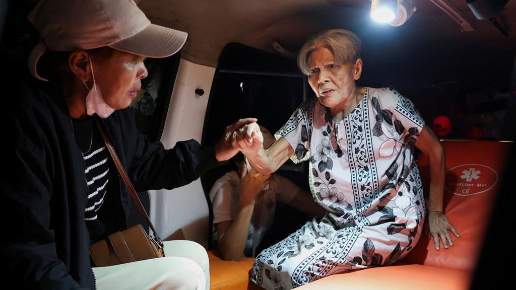 FOTO: Kisah Pilu Para Lansia di Panti Jompo Manado Saat Api Mengamuk