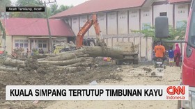 VIDEO: Kuala Simpang Tertutup Timbunan Kayu