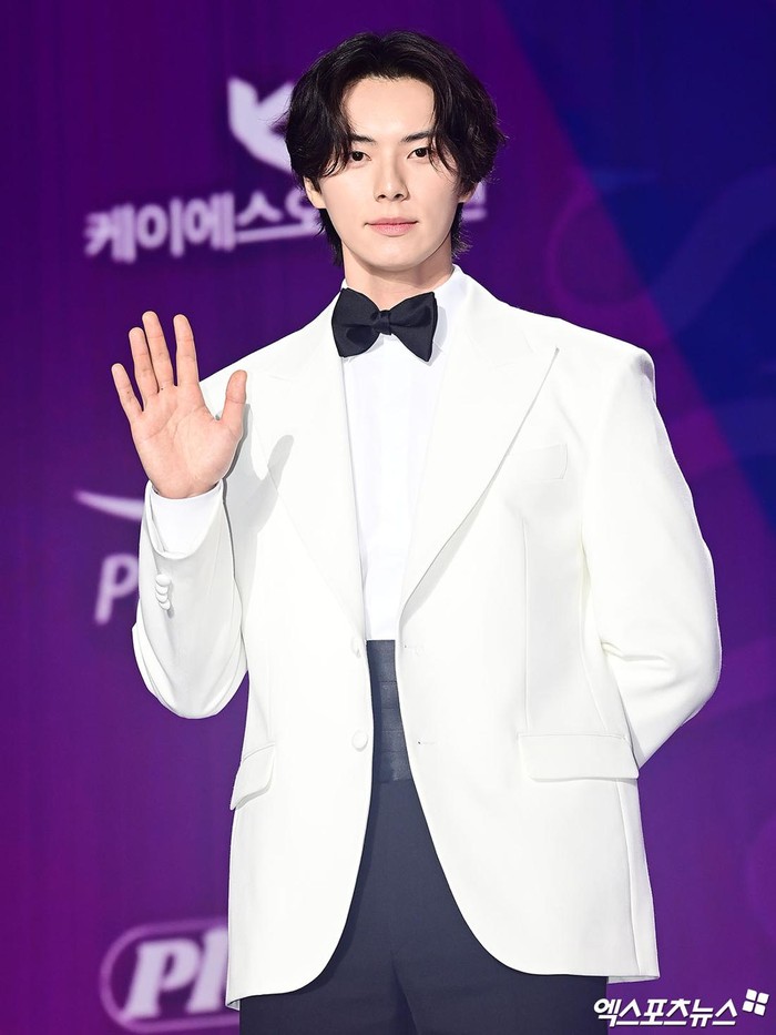 Pamerkan gaya rambut gondrong dan sedikit ikal, aktor Korea Lee Chae Min tampil dengan jas putih serta dasi kupu-kupu hitam yang klasik./ Foto: XPN/soompi.com