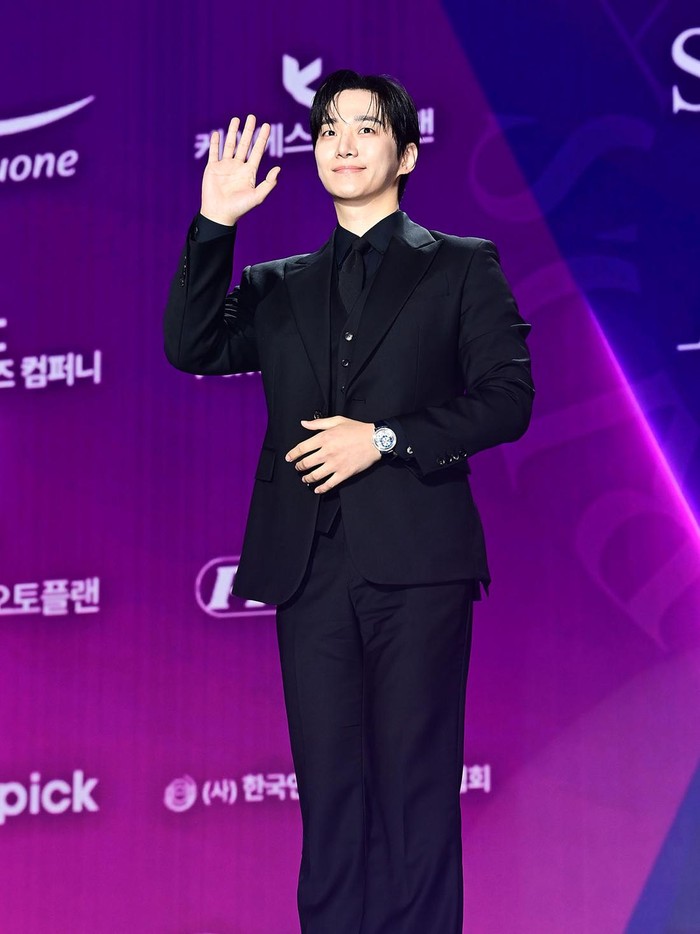 Idol-aktor Lee Junho tampil dalam busana serba hitam, dilengkapi dengan jam tangan sebagai aksesoris yang membuat gayanya makin terlihat modis./ Foto: XPN/soompi.com