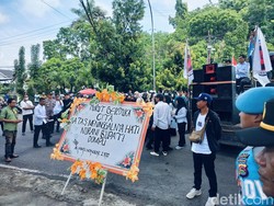 2.920 Honorer Dompu Dirumahkan, Ratusan Demo-Ancam Kemah di Kantor Bupati