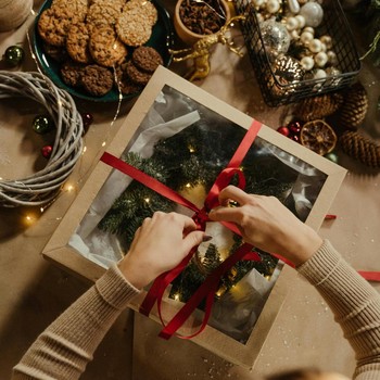 Nggak Suka Hadiah yang Dikasih? Ini 5 Aturan Memberikan Kado yang Kamu Terima ke Orang Lain