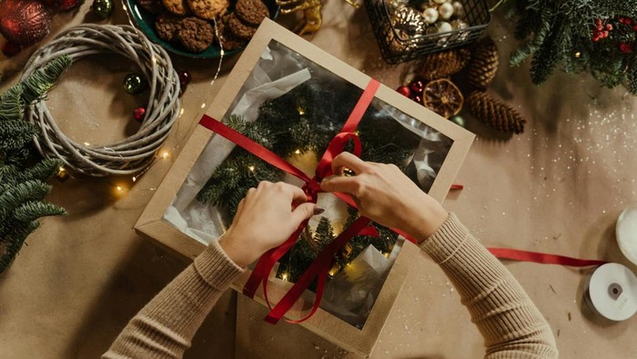 Nggak Suka Hadiah yang Dikasih? Ini 5 Aturan Memberikan Kado yang Kamu Terima ke Orang Lain