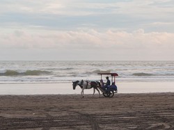 Ke Pantai Parangtritis Tidak Boleh Pakai Baju Warna Apa? Ini Mitosnya