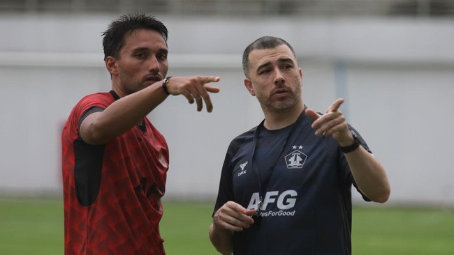 Direktur Persija Jakarta, Mohamad Prapanca, menjawab rumor bakal merekrut eks bintang Persib Bandung, Ezra Walian, pada bursa transfer paruh musim Super League.