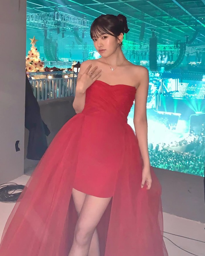 Penampilan Ahn Yu Jin di sesi kedua SBS Gayo Daejeon 2023 tak kalah memesona dengan citra berani gaun merah yang membalut tubuh proporsional dan memamerkan kedua kaki jenjangnya, Beauties./ Foto: instagram.com/_yujin_an