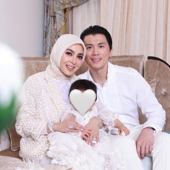 <p>Melalui unggahannya di Instagram, Syahrini juga sempat membagikan potret saat merayakan hari ulang tahun Baby R, beberapa waktu lalu. Dalam unggahan tersebut, ia mengungkapkan rasa syukur atas kebahagiaan keluarga kecilnya kini. "Assalamualaikum 1 Agustus 2025, Alhamdulillah Ya Allah Kami Tak Dapat Mengucapkan Terima Kasih yang Cukup Kepada-Mu, Berkah-Mu Tak Terhitung Bagi Keluarga Kecil Kami," tulis Syahrini dikutip dari akun Instagram <em>@princessyahrini</em>. (Foto: Instagram @princessyahrini)</p>
