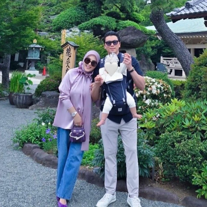 <p>Enam tahun menjalani kehidupan rumah tangga, penyanyi Syahrini dan Reino Barack kini semakin menikmati hari-hari bahagia sejak kehadiran putri kecil mereka, Bunda. Baru-baru ini, Syahrini kembali membagikan potret sang anak melalui unggahan terbarunya di Instagram. (Foto: Instagram @princessyahrini)</p>