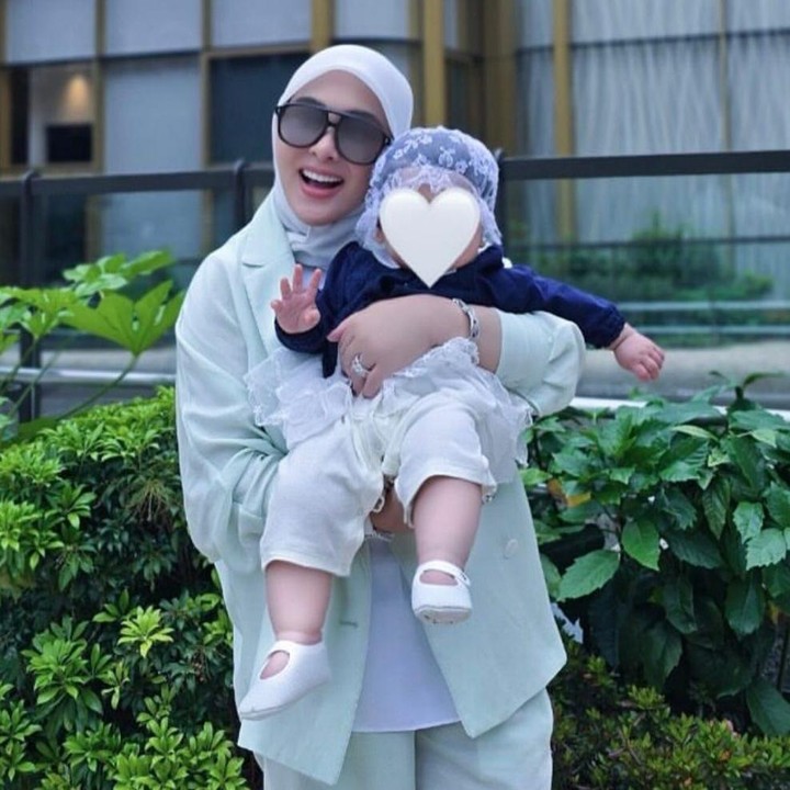 <p>Sebelumnya, Syahrini diketahui melahirkan anak pertamanya pada 1 Agustus 2024. Si Kecil yang akrab disapa Baby R ini kini telah berusia satu tahun empat bulan, Bunda. Baby R pun tumbuh menggemaskan di tengah kebahagiaan keluarga kecil Syahrini. (Foto: Instagram @princessyahrini)</p>