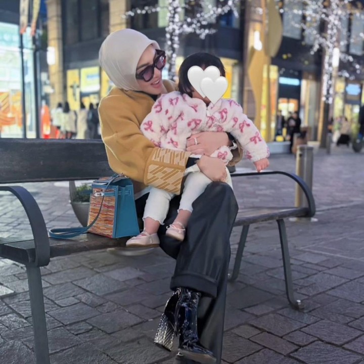 <p>Meski wajah sang putri masih disembunyikan dari publik, penyanyi yang membawakan lagu <em>Sesuatu</em> itu kerap membagikan potret kebersamaannya dengan Baby R. Bahkan, Baby R kini sudah bisa berlari, lho, Bunda. (Foto: Instagram @princessyahrini)</p>