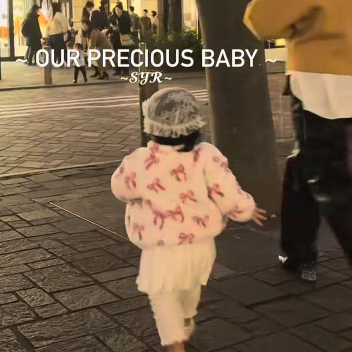 <p>Seperti pada potret ini, Syahrini mengunggah momen saat Baby R tampak berlari dengan begitu semangat ketika tengah berlibur ke Tokyo. Melihat sang putri berlari, sang Bunda pun dengan sigap langsung menangkap Baby R. &ldquo;Bayi kesayangan kami,&rdquo; ungkap Syahrini lewat Instagram Story-nya. (Foto: Instagram @princessyahrini)</p>