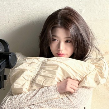 Hiasi Edisi ke-31, Majalah DICON Bagikan Potret di Balik Layar Pemotretan Bersama Wonyoung IVE