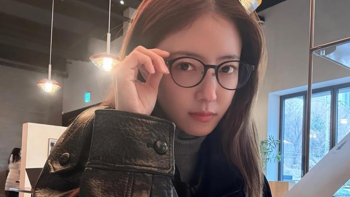 Lee Se Young Bagikan Foto Hangout ke Cafe Estetik dengan Gaya Modis & Effortless