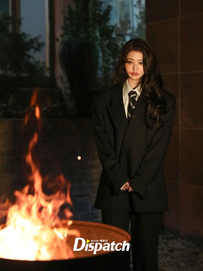 Sementara itu, pada Selasa, (30/12), IVE terlihat di Bandara Internasional Incheon (ICN) untuk menghadiri program musik unggulan TBS, &lsquo;CDTV Live! Live! New Year's Eve Countdown Fes. 2025&rarr;2026&rsquo;, di Jepang pada Rabu, (31/12). / Foto: x.com/DICON_WONYOUNG