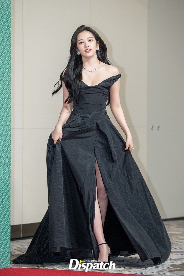 Setiap tahunnya aura bintang Ahn Yu Jin semakin bersinar seperti ketika berjalan memasuki zona red carpet SBS Gayo Daejeon 2024 dengan gaun hitam mewah yang memperlihatkan keanggunan./ Foto: instagram.com/dispatch.co.kr