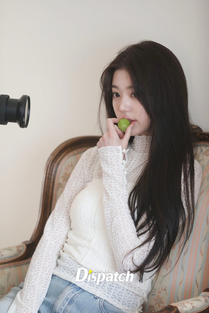 Setiap version tentunya mengusung konsep yang tidak sama satu dengan yang lain, mulai dari versi A di mana kecantikan alami Jang Wonyoung menjadi fokus utama hingga versi D yang memperlihatkan dirinya dengan gaya makeup bold. / Foto: x.com/DICON_WONYOUNG