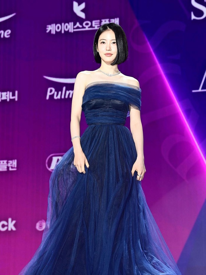 Tampil beda, aktris Korea Shin Ye Eun memamerkan gaya rambut classic bob yang dipadukan dengan off-shoulder dress berwarna navy./ Foto: XPN/soompi.com