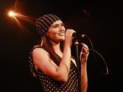 Video: Apa Makna Lagu Sienna Spiro Die on This Hill yang Viral di TikTok?