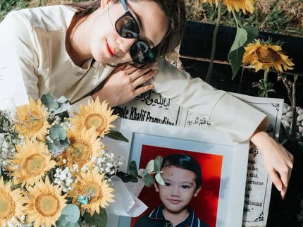 Momen Haru Tamara Tyasmara Peringati Hari Lahir Mendiang Putranya di Makam Dante