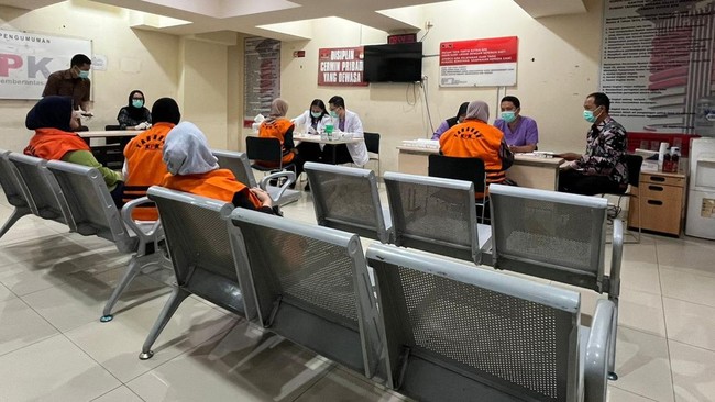 Sebanyak 73 tahanan korupsi di Rutan KPK menjalani tes urine untuk memastikan kesehatan dan kebersihan dari narkoba sebagai langkah preventif.